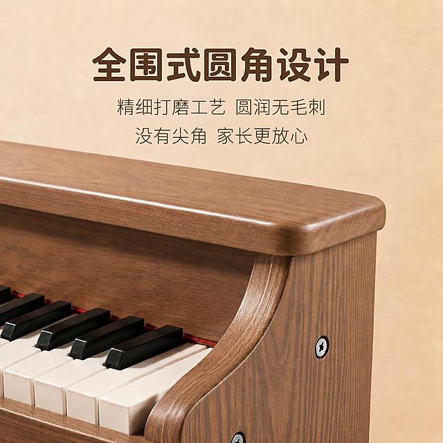 将图片1中钢琴的木质颜色修改为图片2所示的浅胡桃木色，保持木纹纹理和整体画面构图不变，背景色调保留原图的暖米色