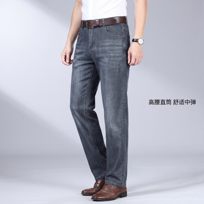 [主图 3] 皮尔卡丹男士牛仔裤侧身版型展示，整体穿搭效果。[氛围风格] 商务绅士风，简约高级，和整套主图风格光影保持统一；[画质] 商业摄影质感，光线柔和通透，产品清晰真实，画面干净高级，4K超清分预览效果