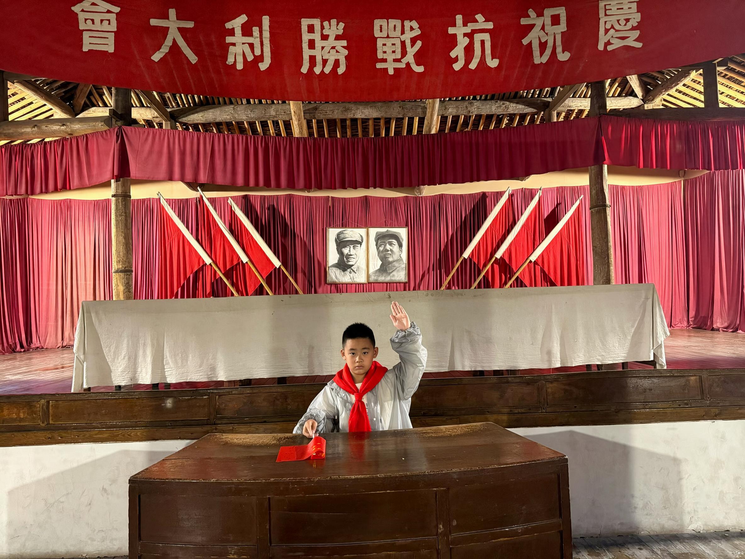 给图中男孩的颈部系上一条鲜红色的领巾，三角巾自然垂在胸前，布褶… - 图片创意预览