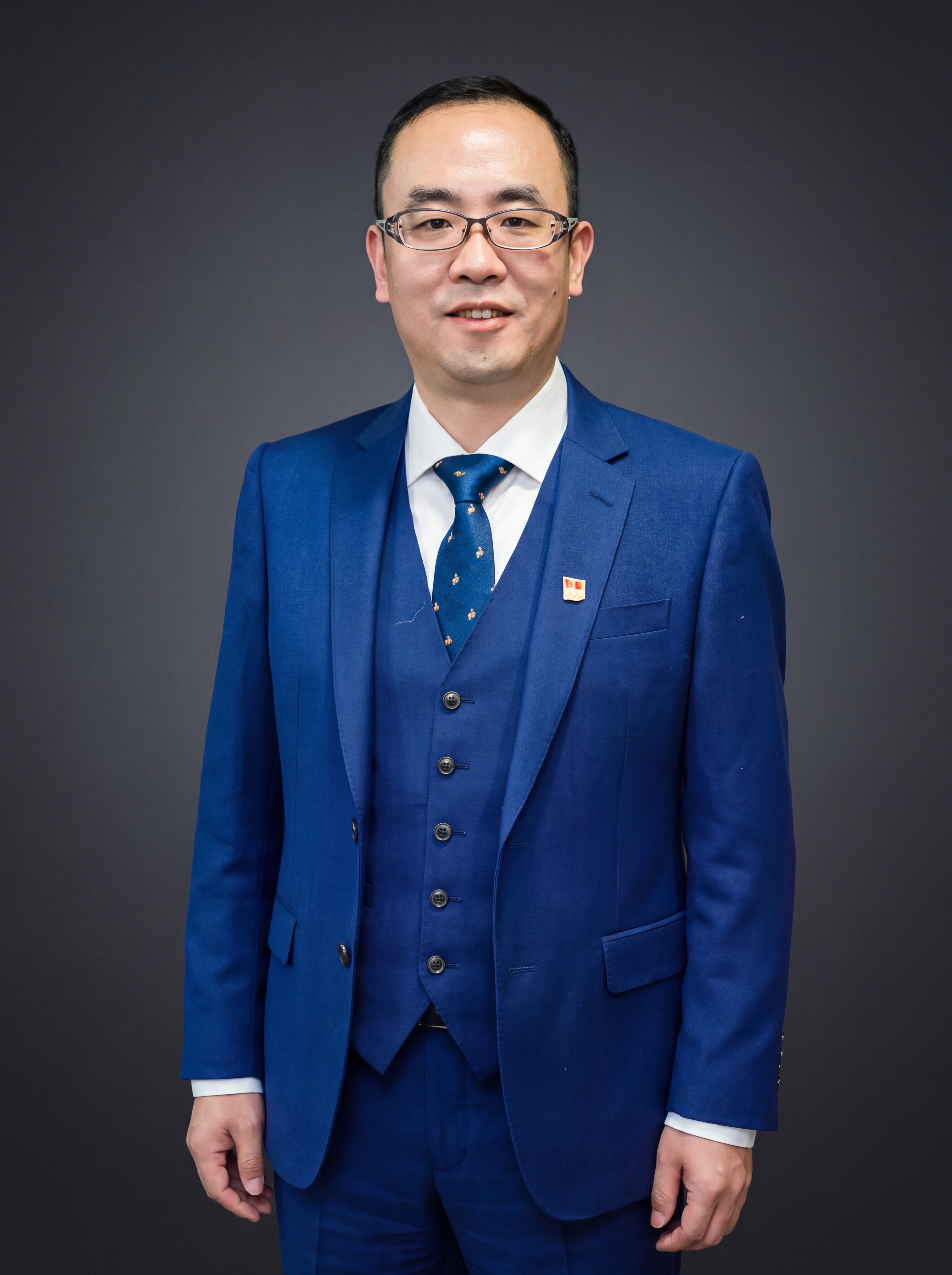 参考图中保留人物脸型、发型、年龄、五官、眼镜等全部特征生成职场… - 图片创意预览