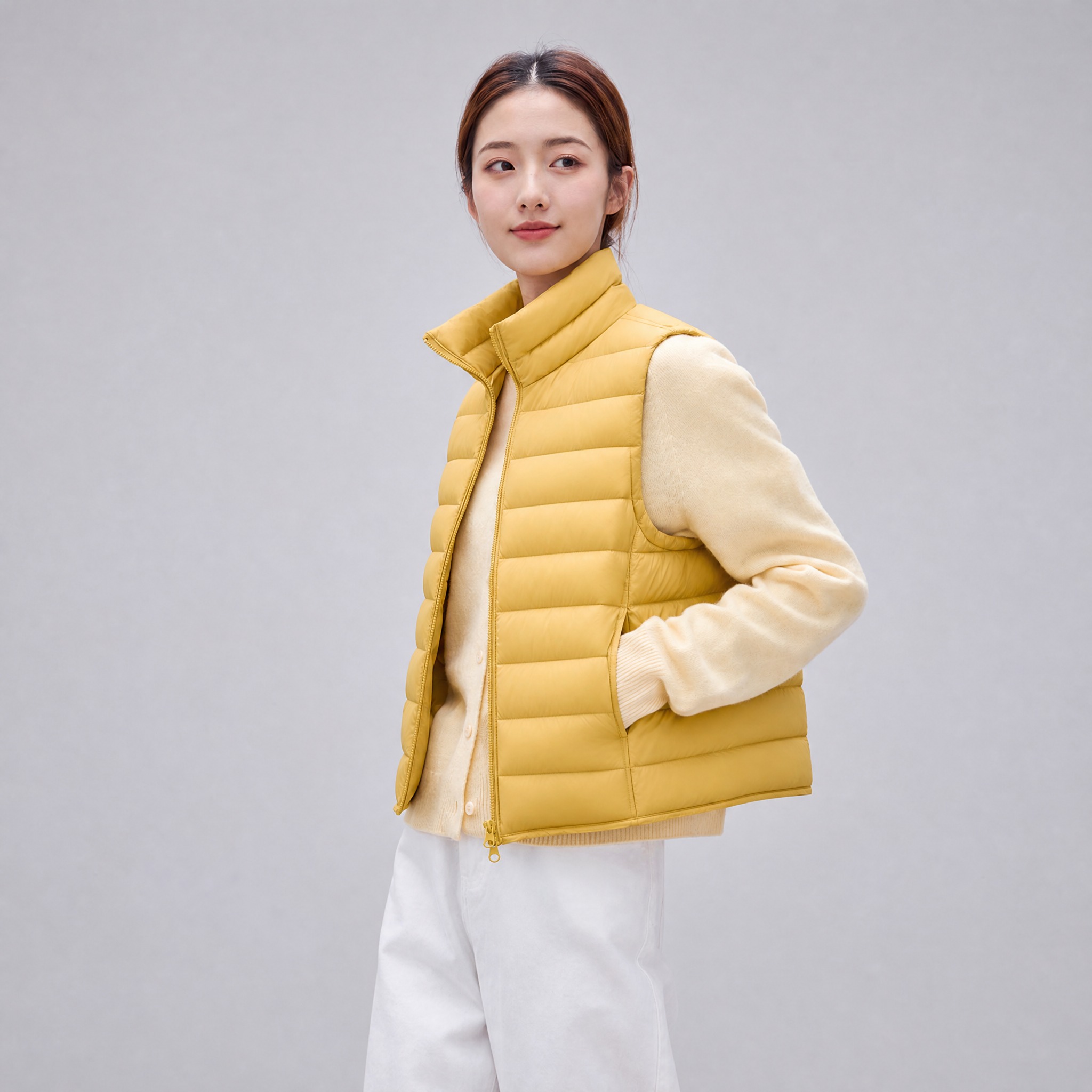 商业服装棚拍图，保留原图女生模特、人物姿势、商品图的穿搭完全不… - 图片创意预览