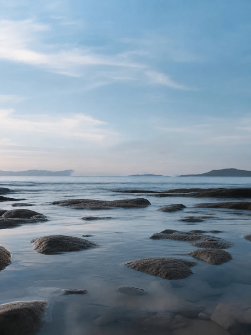 移除画面中的床垫，保留原有海边岩石水面、天空远山的背景，保持整体风格一致预览效果