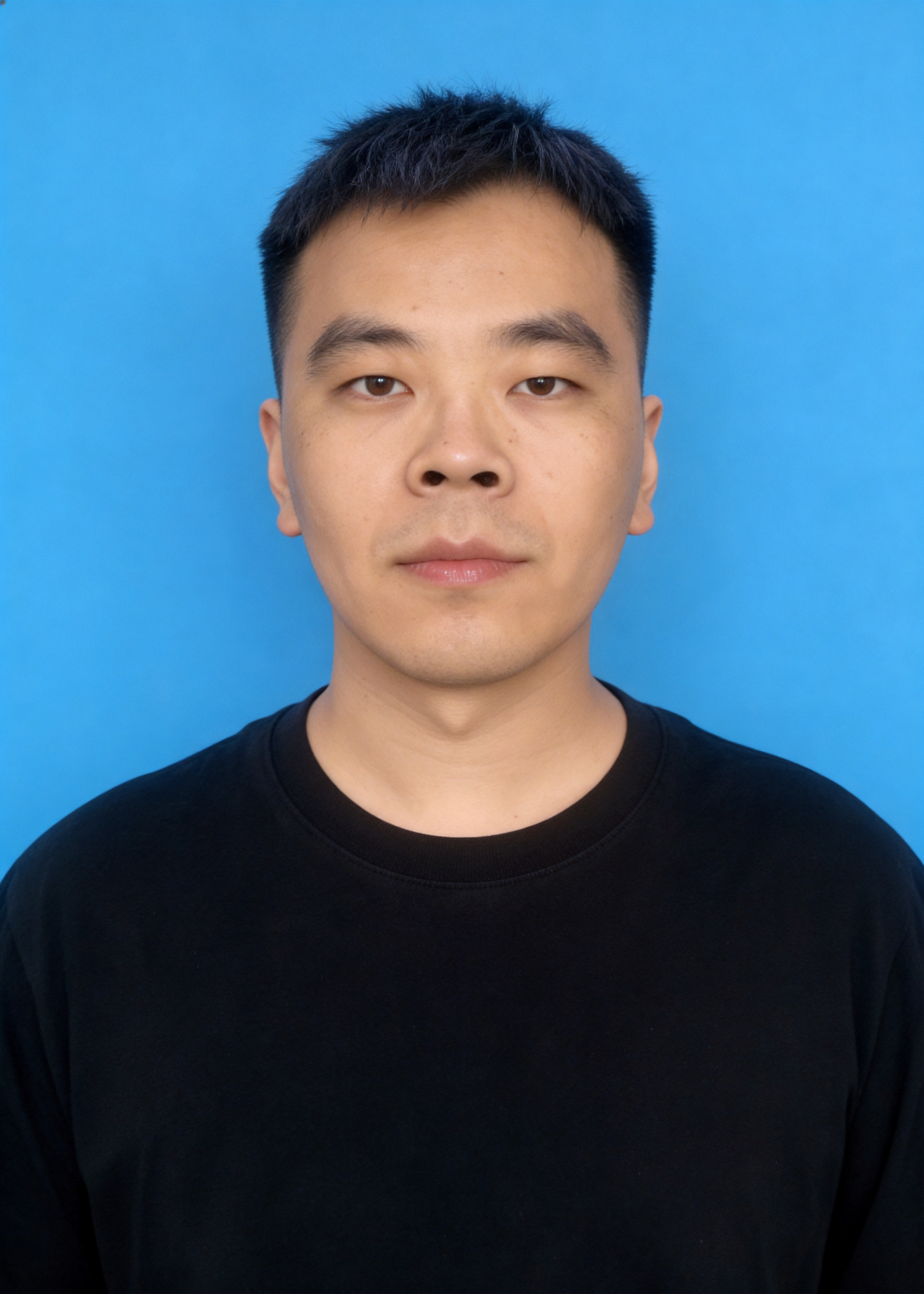 保留第一张图中人物发型、脸型、年龄特征生成标准样式纯正面证件照… - 图片创意预览