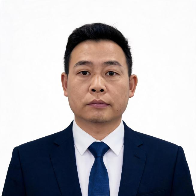 保留人物五官特征，换为标准商务证件照，藏青色西装外套，白色衬衫，深蓝色领带，纯白背景，正面胸像，专业布光，超写实高清预览效果