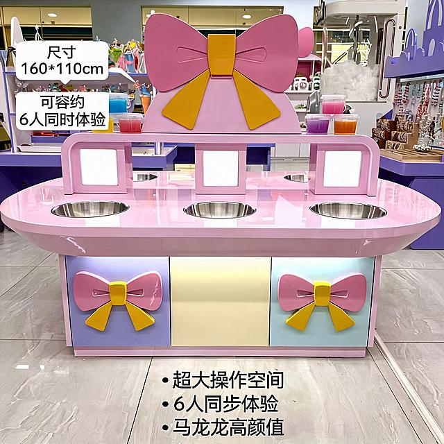[主图-4] 结构规格展示史莱姆捏捏泥体验桌空间设计。
[氛围风格] 清晰明了规格展示风格；
[画质] 商业摄影质感、光线柔和通透、产品清晰真实、画面干净高级。
[元素] 整体展示产品，保留原有产品粉色烤漆外观、不锈钢凹槽、蝴蝶结装饰结构，与输入产品图绝对一致，杜绝变形色差。标注出160*110尺寸和6人位布局，六个不锈钢操作凹槽清晰展示。商品主体占比约70%，满屏无边框。
[光影] 均匀明亮的商业布光，各个部位清晰展示，没有死黑暗部，整体通透干净。
[配色] 保持原产品马卡龙配色，活泼清晰。
[视角构图] 微俯视视角，完整展示桌面布局和凹槽分布。
[文字版式] 左侧标注尺寸规格「尺寸 160*110cm」「可容纳 6人同时体验」，带引线指向对应区域，文字清晰，不遮挡产品核心部位。底部三小点罗列优势，圆点做项目符号。
[比例分辨率] 1:1 比例，2K 分辨率；文字清晰锐利，画面超高清。
[负向提示词] 变形，水印，文字错乱，产品图模糊，背景杂乱，色差，结构扭曲。