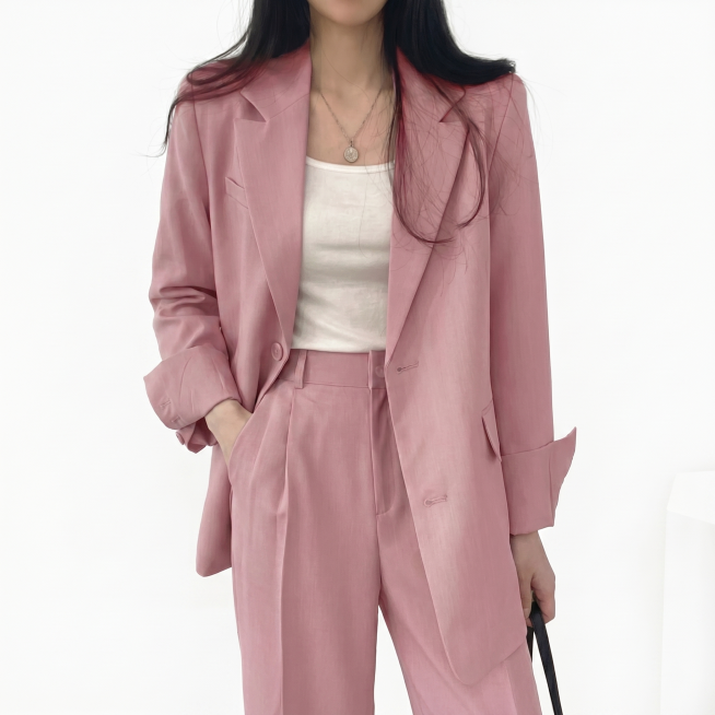 [主图 1] 菲律宾女性模特全身正面站姿展示脏粉色休闲西装阔腿裤套装；模特保持自然妆容，头发自然垂落，身体微微侧转，一手自然插在裤袋，一手自然下垂；保持西装套装的版型、颜色、缎面纹理、剪裁细节与参考图预览效果