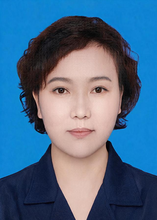 基于原图生成一寸蓝底证件照，要求严格保留原图中人物的五官、脸型、发型、容貌细节和深蓝色工装不变，只调整背景和照片规格为标准一寸证件照，不改变五官样貌和整体结构，保持所有原始面部特征，保持纯蓝色背景，专业证件照布光，画质清晰，分辨率4K，画面比例5:7