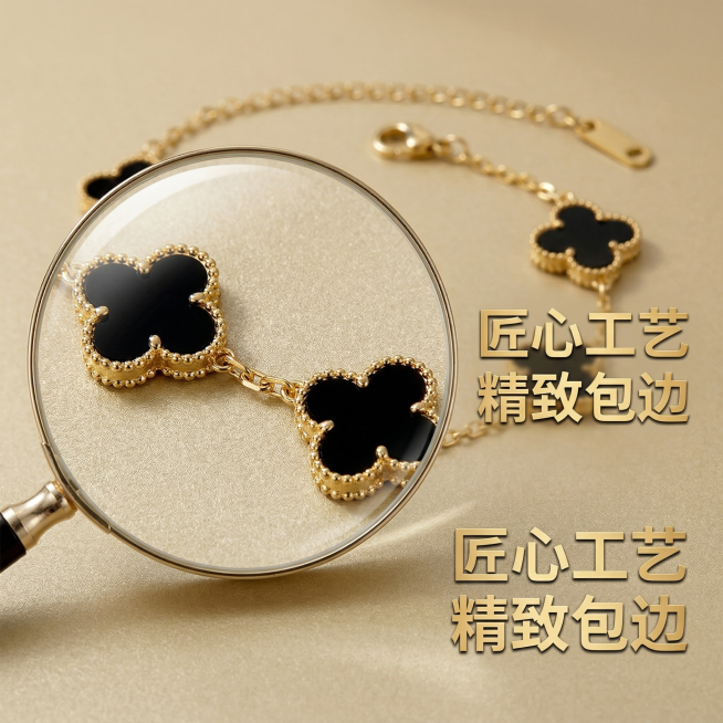基于参考图中的四叶草手链，保持产品外观不变，制作拼多多主图第三张，细节放大展示。简约高奢风格，采用磨砂浅金背景，特写展示手链四叶草连接处和包边工艺，用放大镜效果突出金属齿边细节，旁边标注文字“匠心工艺预览效果