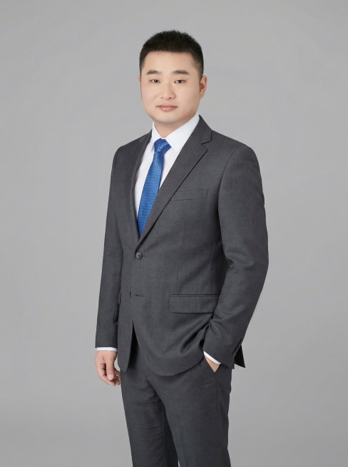 帮我生成图片：这是我的职业照，帮我按照我的照片，换不同西装，1. 单手插兜侧身站
2. 双手交叉抱胸站姿
3. 手肘支撑桌面坐姿
4. 侧身轻靠墙面/桌边站姿
5. 双手自然垂身正面站
6. 单手托腮预览效果