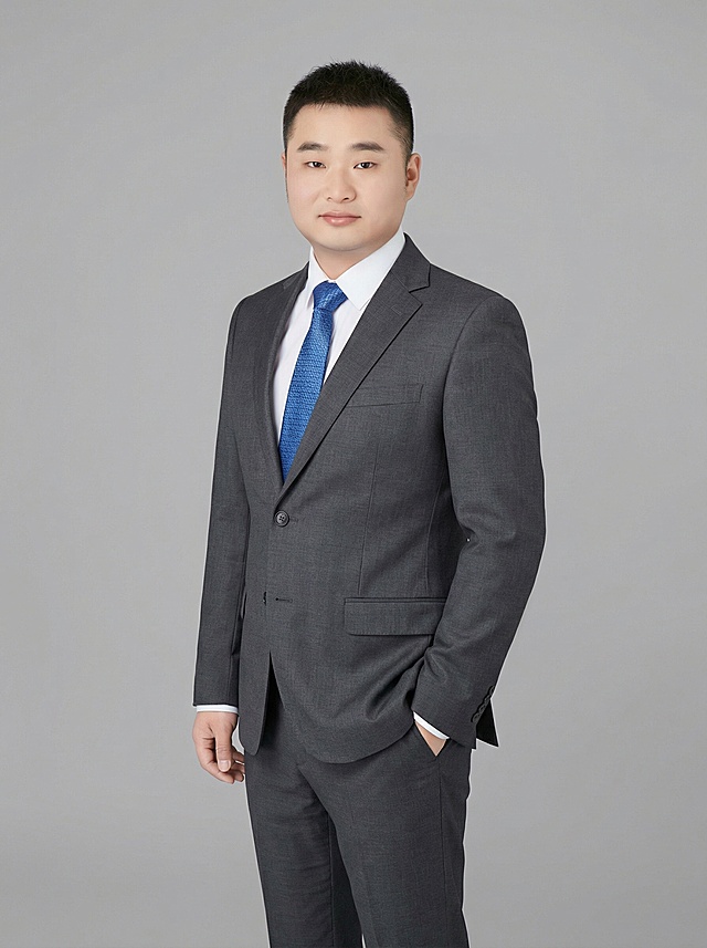 帮我生成图片：这是我的职业照，帮我按照我的照片，换不同西装，1. 单手插兜侧身站
2. 双手交叉抱胸站姿
3. 手肘支撑桌面坐姿
4. 侧身轻靠墙面/桌边站姿
5. 双手自然垂身正面站
6. 单手托腮桌面坐姿
7. 手持职业道具自然站姿
8. 侧身回头搭椅背坐姿
9. 单手搭椅背侧身站姿
10. 胸前比OK手势站姿，我要十张不同的图片，人物必须是我，不要改动。3：4比例。