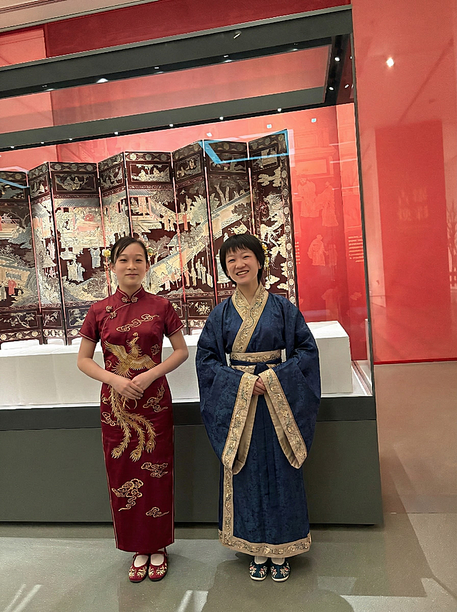 将人物衣服换为与背景相搭配的衣服