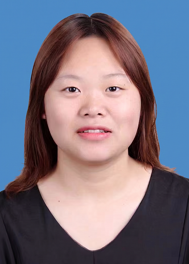 将图片的白色背景替换成和参考图一致的纯色蓝色背景，保持人物和衣物不变