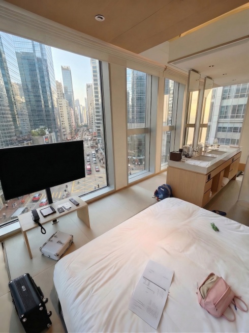 将窗外景色替换为整洁繁华的香港城市街景，保持柔和日光效果，采光自然充足预览效果