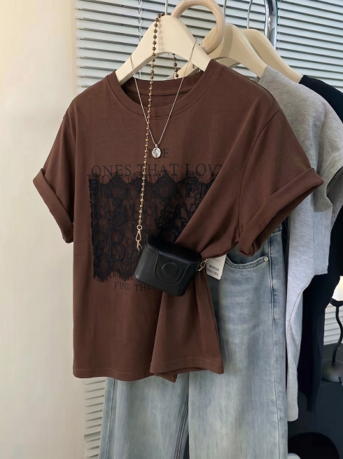 把这件白色衣服的颜色改成深棕色，衣服上的黑色蕾丝保持黑色不变，其他元素不变预览效果