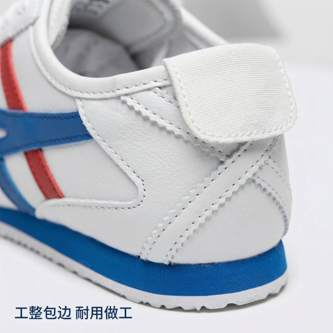 [主图 8] 回力阿甘皮面休闲鞋鞋后跟细节特写
[氛围/风格] 清晰特写，突出做工品质，简洁专业。
[画面元素] 基于原图，保留鞋子原有白蓝红配色和外观设计不变，近距离特写展示鞋子后跟的包边缝线工艺和预览效果