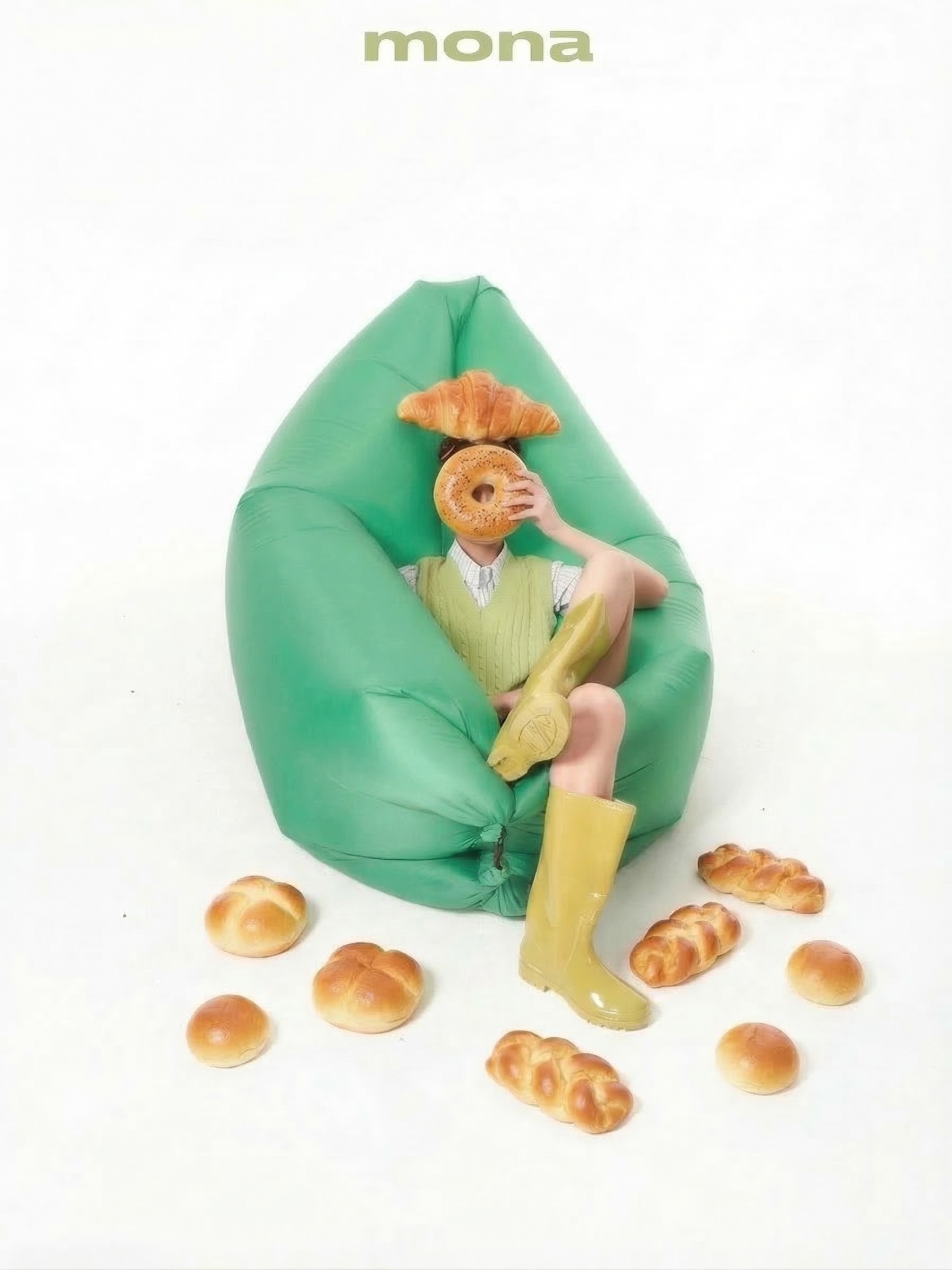 将图中女生手中遮眼的贝果和头顶的可颂调整为完全覆盖其面部，呈现… - 图片创意预览