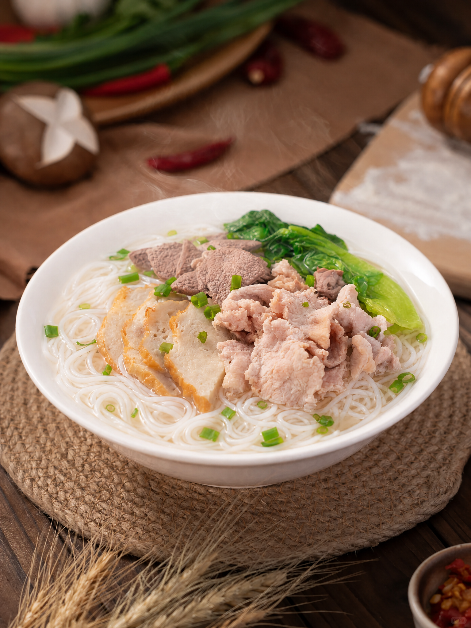参考这张图的写实美食摄影风格（柔和暖光、浅景深、中心构图、深色… - 图片创意预览