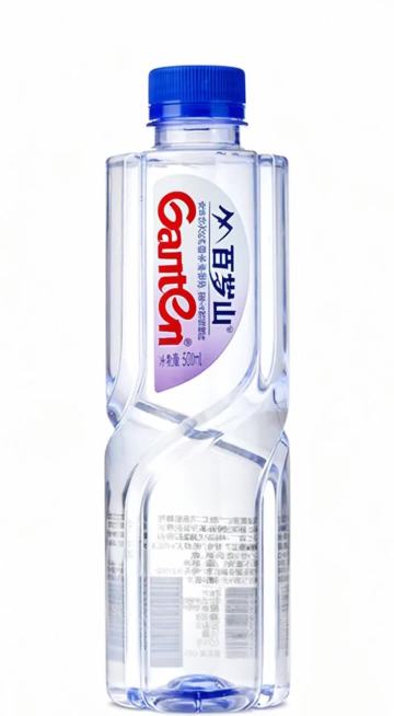 不要字幕，轮船的窗视角，窗外有个老大爷抱着超级巨型产品在外面追轮船，对着镜头喊：水中贵族百岁山！采自罗浮山深层矿泉，含多种天然微量元素，口感甘冽纯净，喝出自然本味与安心，买一瓶解解渴吧。预览效果