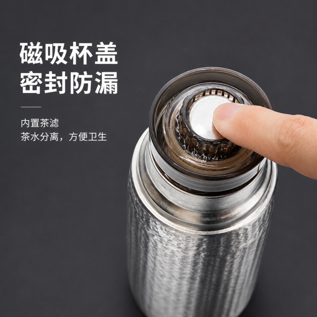 [主图-5] 磁吸杯盖便捷结构演示主图。氛围风格：直观好用，突出便捷设计。画质：商业摄影质感、光线柔和通透、产品清晰真实、画面干净高级。元素：手指按压保温杯内胆顶部磁吸出水阀，仅保留手指部分，隐藏整个预览效果