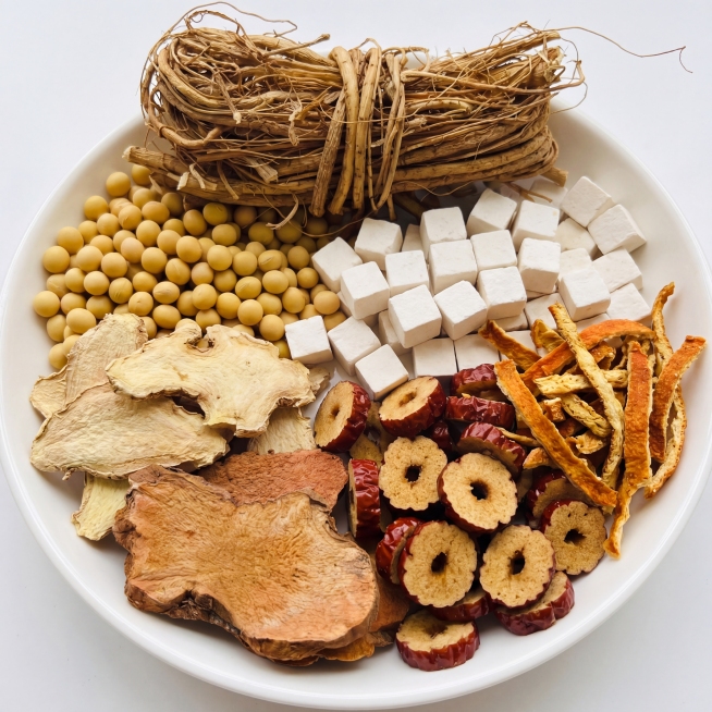 参考第一张图片的排版，将第二张图中的所有食材：一捆五指毛桃，茯苓块，黄豆，干姜片，红枣片，陈皮丝，土茯苓，摆放到白色圆碗中进行展示，要求实物饱满、食材有光泽、细节清晰，突出产品质感，干净的背景预览效果