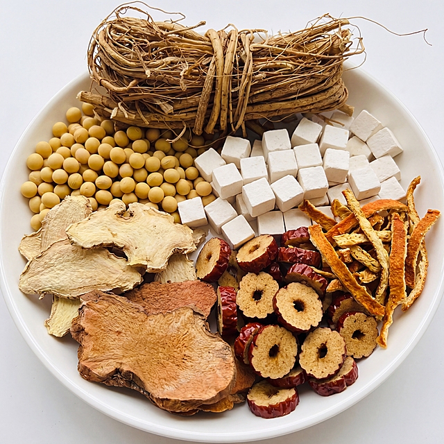 参考第一张图片的排版，将第二张图中的所有食材：一捆五指毛桃，茯苓块，黄豆，干姜片，红枣片，陈皮丝，土茯苓，摆放到白色圆碗中进行展示，要求实物饱满、食材有光泽、细节清晰，突出产品质感，干净的背景