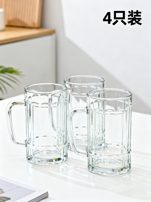 电商SKU图，四只相同的加厚透明把手玻璃啤酒杯整齐排列在干净白色桌面上，杯子干净透亮，标注文字“4只装”，简约风格，高清商品摄影，比例3:4预览效果