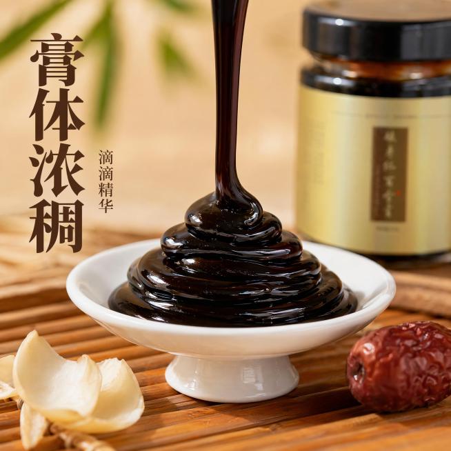 [主图-4] 酸枣仁百合膏膏体质感特写图，突出浓稠拉丝细节。氛围风格：诱人食欲，自然质感。画质：微距商业摄影，细节清晰，光泽感强。元素：白色小瓷盘盛放堆叠起来的酸枣仁百合膏膏体，膏体正从上方缓缓流下堆预览效果