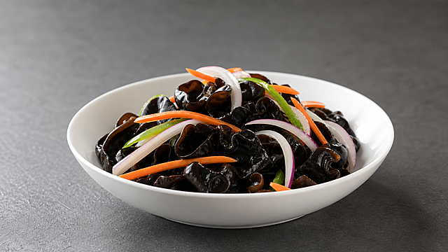 将图片修改为：专业美食摄影，45°斜侧视角，平视拍摄，白色陶瓷圆碗，放置在哑光深灰色水泥台面，柔和侧自然光，光影自然，浅景深虚化背景，画面居中构图，菜品占比统一，木耳乌黑亮泽，配菜鲜亮，油润有光泽，超有食欲，画面干净无杂物，8K高清，抖音团购主图，写实风格，不要多余装饰，杂物，水印，文字，倾斜角度，俯视，仰视，画面变形，菜品大小不一，色彩暗沉，模糊，暗角，夸张特效