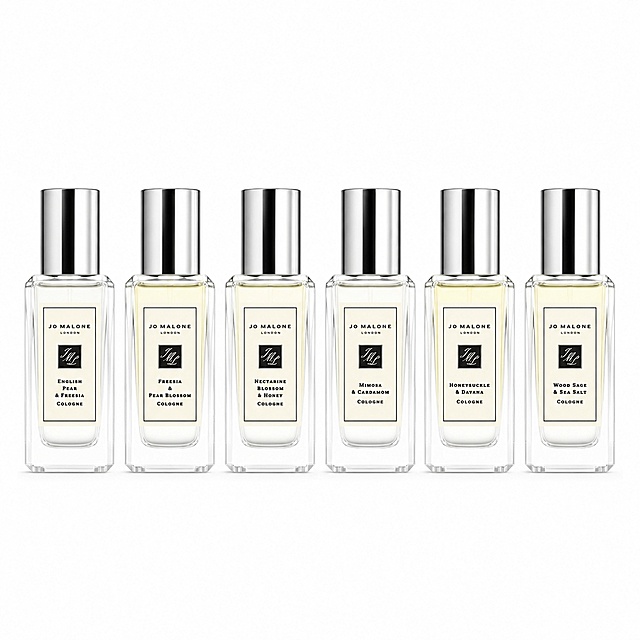 [Main image 1] Jo Malone London 6-piece perfume collection showcase. Minimalist pure white background, 6 perfume bottles neatly centered, product occupies 85% of the frame. Maintain the original product appearance (transparent square glass bottle, silver cap, classic black and white label), the label text is consistent with the original image, no distortion, no chromatic aberration. High-end commercial perfume photography, soft and even light, highlight the transparency of the glass bottle and the texture of the liquid, clear details. Pure white background, no extra text, no marketing information, compliant with Amazon cross-border platform specifications. 1:1 square composition, 2K resolution, super HD clear. Negative prompt: deformation, text confusion, blurry product picture, cluttered background, watermark, logo distortion, Chinese characters