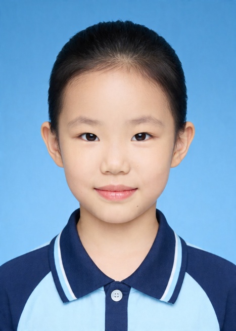 保留第一张图中人物发型､脸型､年龄特征生成标准样式纯正面儿童证件照;人物主体严格居中,头部大小与位置严格对齐第二张图,双肩水平平衡,面部中轴线对齐画面中心,正视前方;标准儿童证件照构图,人物绝对居中,预览效果