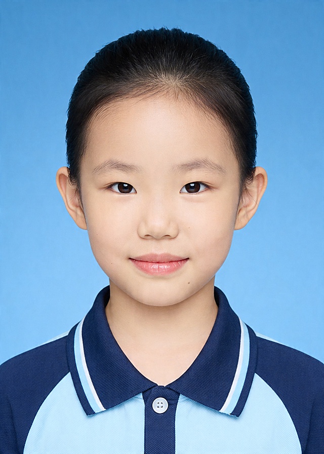 保留第一张图中人物发型､脸型､年龄特征生成标准样式纯正面儿童证件照;人物主体严格居中,头部大小与位置严格对齐第二张图,双肩水平平衡,面部中轴线对齐画面中心,正视前方;标准儿童证件照构图,人物绝对居中,头顶上方距离上边缘高度10%,下巴距离画面下边缘高度36%,人物主体占比约72%;肩部平展与画面水平轴平行;头部占比严格对齐第二张图;提亮肤色,消除暗沉,清透裸妆,隐形毛孔,均匀肤色,唇色自然提亮;肤色白皙细腻,原生轻透肤质;眼神澄澈,看向镜头,气质自信,嘴角微微上扬表情自然;耳廓可见度一致;肩部平展,肩线与画面水平轴平行;头肩比例协调呈现;免冠,不戴帽子,无头饰,不戴眼镜,面部无痣,消除面部瑕疵;去除胸前装饰和手中物品;柔和正面顺光均匀柔光,面部明亮无硬影,背景均匀提亮,画质清晰,零噪点降噪;面部清晰;背景亮度均匀统一;高清锐利画质,细节清晰可见;零噪点处理;色彩还原自然;均匀柔和布光,无明显阴影,面部光影干净,柔光正面打光,自然光影过渡,皮肤质感细腻,哑光质感;标准焦段50mm,纯正面,入境范围头部至胸部以上区域,F/4光圈(兼容F/2.8-F/4区间),平视视角(镜头与人物视线完全齐平),正视视图;人物绝对居中(居中构图),位于画面中心;严格限定标准证件照规格;视线水平(瞳孔连线与画面水平线平行);双耳对称露出,双肩水平且平衡,头部占比严格对齐垫图,禁止大头照(画面铺满画布,无边框留白);专业证件照质感,高清人像质感,细腻皮肤纹理,严格按照第一张图内容生成,分辨率4K;穿着浅蓝拼藏蓝色翻领Polo幼儿园园服上衣，极简纯色蓝色背景，背景亮度均匀且统一(哑光质感);禁止裁切头顶, 禁止额头被截, 禁止超大头, 禁止主体溢出画面, 禁止偏头/倾斜;头顶上边距8-10%, 头部高度60-68%, 双眼高度56-58%, 严格对齐第二张垫图; 画面比例5:7