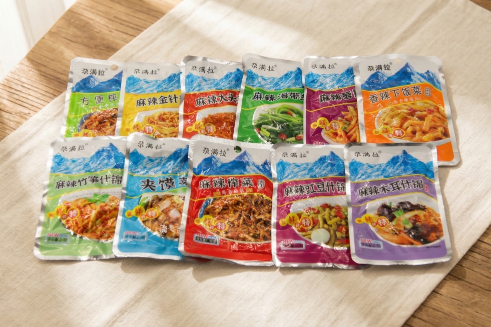 将11袋包装好的榨菜下饭菜产品自然摆放在铺有棉麻桌布的木质桌子上，保持原产品上的所有文字和Logo原样不变，保持产品主体物理结构不变，光影匹配：整体使用全屋漫射柔光，模拟柔和窗光，低对比度，阴影柔和，预览效果