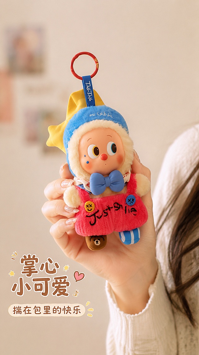 [第4屏] 动态使用瞬间，展示女生手持彩虹豆丁挂件的自然状态。本屏使用【图1】作为商品主体。
[氛围/风格] 真实抓拍，自然生动，温馨治愈生活感。
[元素布局] 年轻女生右手自然握持挂件下半部分，将挂件举在身前，展示挂件大小和使用状态；背景为干净浅米色墙面，虚化处理突出主体挂件；保留挂件原有造型色彩准确不变。
[光影质感] 柔和室内自然光，整体明暗均匀，皮肤和毛绒都呈现自然质感。
[配色色系] 全局底色 #F8F0E8；主色浅暖米色，衬托挂件彩色主体。
[视角构图] 中景平视抓拍，主体挂件和握持的手清晰，背景虚化突出层次。
[文字版式] 左下角主标题「掌心小可爱」，搭配短句文案「揣在包里的快乐」，圆润字体，排版舒展不遮挡主体。
[比例分辨率] 9:16 竖版比例，4K 分辨率，文字清晰可辨，高清画质。
[负向提示词] 挂件变形，颜色偏差，脸部畸形，文字过小，背景杂乱。