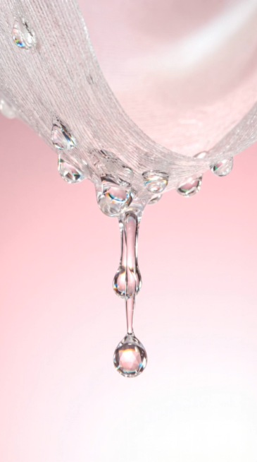 The clear essence droplets drip down vertically from the edge of the mask sheet due to gravity. The预览效果