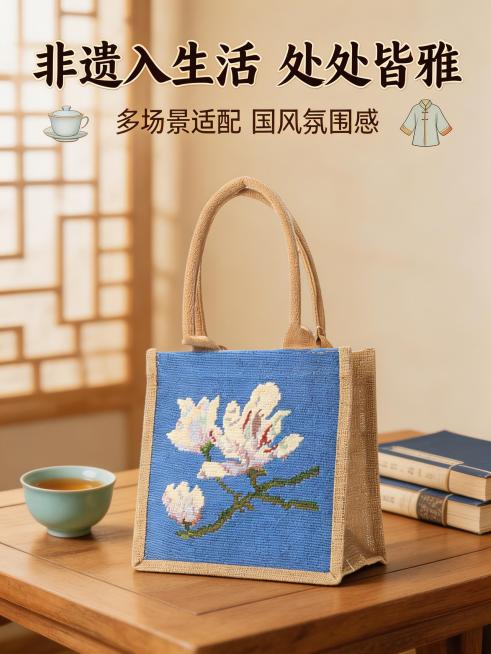 3:4竖版国风电商海报，产品为非遗绒绣手提包，置于国风场景中（茶桌、书房或穿搭上身），产品占据画面70%区域。画面上方居中排列主副标题：主标题“非遗入生活 处处皆雅”加粗26px，副标题“多场景适配预览效果