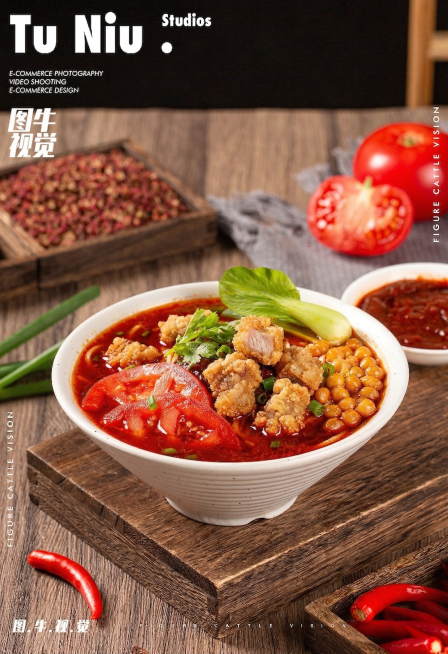 基于参考图，将碗中的米线替换为红汤小酥肉米线，保留原有的番茄片、黄金豆、小油菜、香菜等配料，汤底改为浓郁红汤，添加几块炸小酥肉到米线中。保持整体构图不变，保留木质桌面、辣椒、花椒、西红柿等背景道具，文预览效果