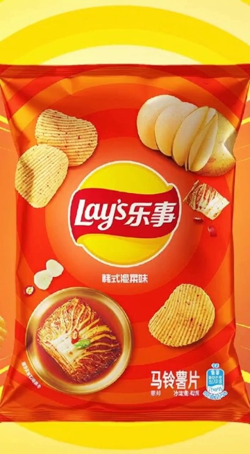 不要字幕，自行车后座视角，后面有个老婆婆抱着超级巨型产品在外面追自行车，对着镜头喊：追剧续命神器！薄脆无负担，特别鲜香，一口接一口，解馋又解压，现在买折扣力度很大的。预览效果