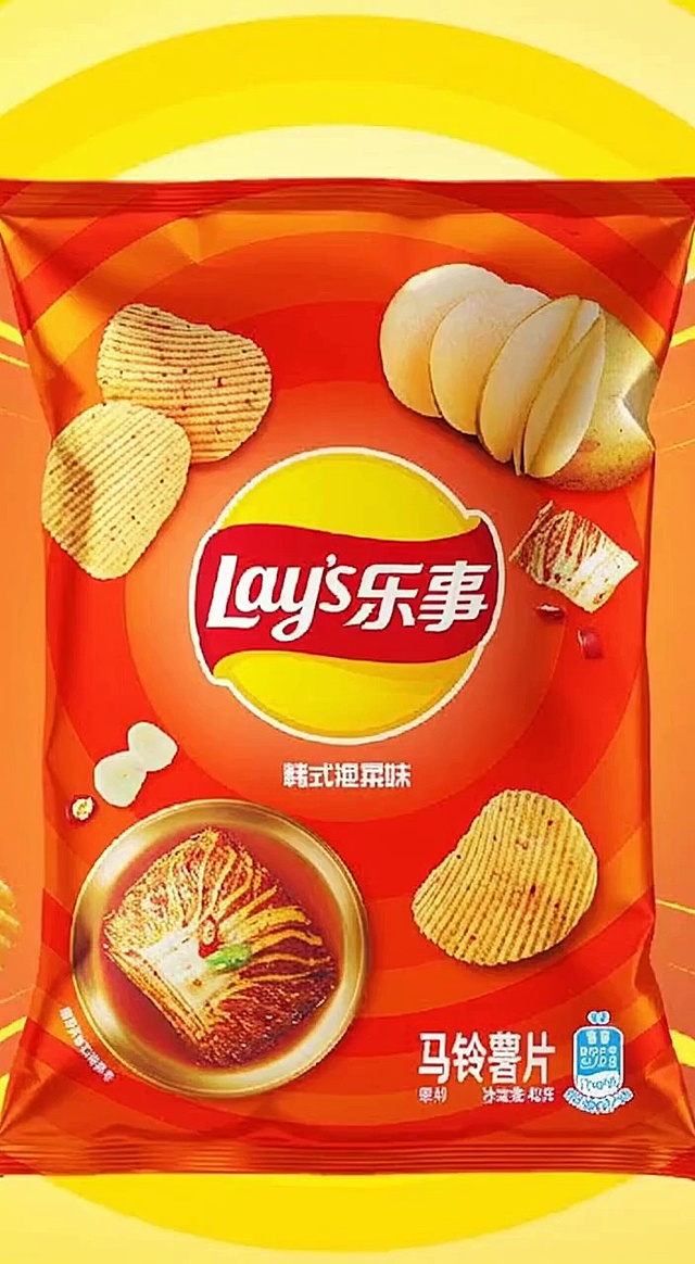 不要字幕，自行车后座视角，后面有个老婆婆抱着超级巨型产品在外面追自行车，对着镜头喊：追剧续命神器！薄脆无负担，特别鲜香，一口接一口，解馋又解压，现在买折扣力度很大的。