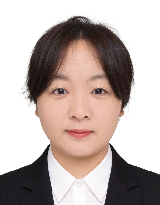 保留第一张图中人物发型､脸型､年龄特征生成标准样式纯正面证件照;人物主体严格居中,头部大小与位置严格对齐第二张图,双肩水平平衡,面部中轴线对齐画面中心,正视前方;标准证件照构图,人物绝对居中;头顶上方预览效果