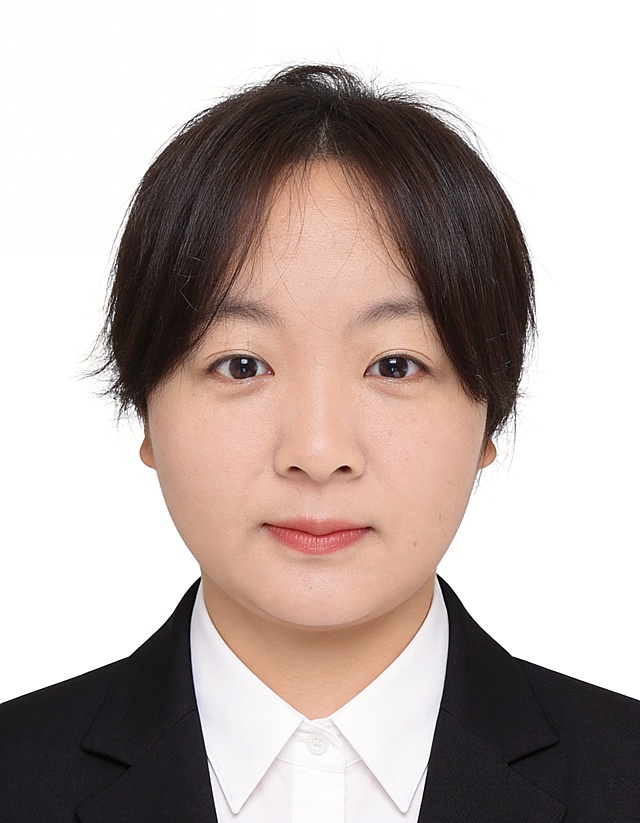 保留第一张图中人物发型､脸型､年龄特征生成标准样式纯正面证件照;人物主体严格居中,头部大小与位置严格对齐第二张图,双肩水平平衡,面部中轴线对齐画面中心,正视前方;标准证件照构图,人物绝对居中;头顶上方距离上边缘高度10%,下巴距离画面下边缘高度30%,人物主体占比约68%;肩部平展与画面水平轴平行;头部占比严格对齐第二张图;提亮肤色,消除暗沉,清透裸妆,隐形毛孔,均匀肤色,唇色自然提亮;肤色白皙细腻,轻透裸妆+微微提亮;底妆轻薄服帖;淡妆:极细内眼线,唇色微微润泽;眼神澄澈,看向镜头,气质自信,嘴角微微上扬表情自然;耳廓可见度一致;肩部平展,肩线与画面水平轴平行;头肩比例协调呈现;免冠,不戴帽子,无头饰,无发带,标准焦段50mm,纯正面,入境范围头部至胸部以上区域,F/4光圈(兼容F/2.8-F/4区间),平视视角(镜头与人物视线完全齐平),正视视图;人物绝对居中(居中构图),位于画面中心;严格限定标准证件照规格;视线水平(瞳孔连线与画面水平线平行);双耳对称露出,双肩水平且平衡,头部占比严格对齐垫图,禁止大头照(画面铺满画布,无边框留白);柔和正面顺光均匀柔光,面部明亮无硬影,背景均匀提亮,画质清晰,零噪点降噪;面部清晰;背景亮度均匀统一;高清锐利画质,细节清晰可见;零噪点处理;色彩还原自然,均匀柔和布光,无明显阴影,面部光影干净,柔光正面打光,自然光影过渡,皮肤质感细腻,哑光质感;专业证件照质感,高清人像质感,细腻皮肤纹理,严格按照第一张图内容生成,分辨率4K;身着黑色西装外套,平驳领(商务感正式感);内搭白色正装衬衫,不戴眼镜,无胡子,保留面部痣,极简纯色白色背景,背景亮度均匀且统一(哑光质感);禁止裁切头顶, 禁止额头被截, 禁止超大头, 禁止主体溢出画面, 禁止偏头/倾斜;头顶上边距8-10%, 头部高度60-68%, 双眼高度56-58%, 严格对齐第二张垫图;画面比例5:7