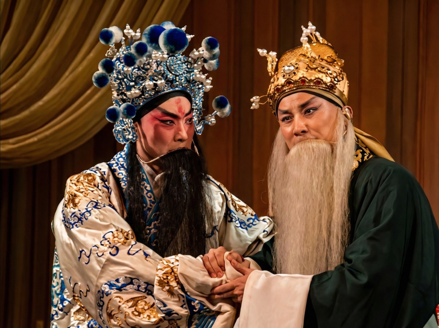 修复并优化这张京剧人物图片的画质，保留原图所有元素和构图预览效果