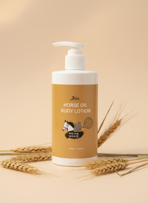 产品定位：明确“韩国马油身体乳”，强化产地与成分认知。

视觉核心：产品居中，柔和光线突出质感与标签信息。

自然元素：加入小麦秆、叶片或种荚等自然装饰，呼应“天然成分”卖点。

背景与风格：浅色背景预览效果