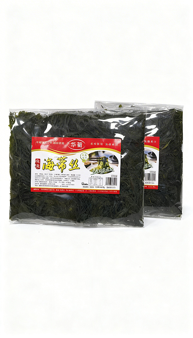 [主图主题] 华菊免洗海带丝产品主图
[氛围/风格] 干净简约食品电商风，突出海带丝天然色泽
[画面元素] 三袋华菊免洗海带丝前后摆放，展示在浅色干净背景上，保留原有包装标签文字信息，不添加额外核心卖点文字，产品主体清晰，包装完整展示。
[配色色系] 主色调：海带丝深墨绿色，包装红色标签，背景浅白色
[视角构图] 平视拍摄，主体占比约70%，构图整齐
[文字版式] 保留包装原有文字，不添加额外文字