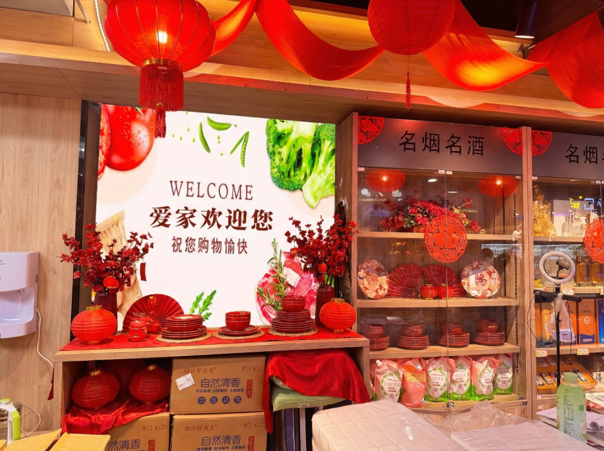把第一张图上的红色装饰加到后面的图片中去，融合场景，增加新年氛围，图片尺寸比例不变预览效果