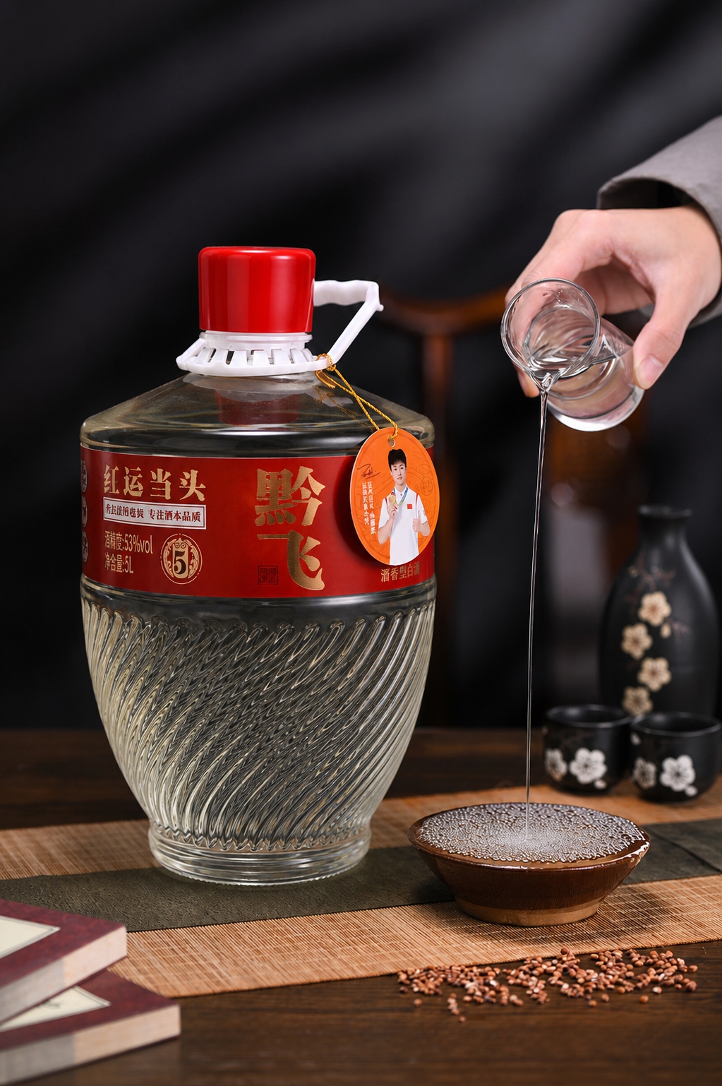 参考第一张图的场景构图、光影和中式暗调风格，将画面中的酒桶替换… - 图片创意预览