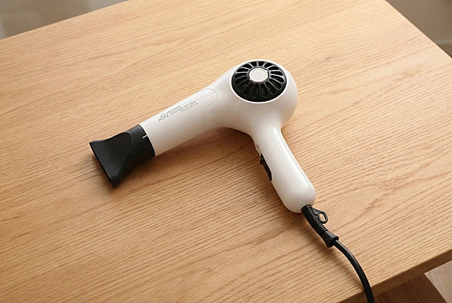 帮我把产品放到桌面上