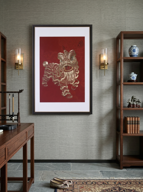将这张金色醒狮装饰画100%还原原有画框尺寸、画面色彩内容和清晰度，生成它挂在新中式书房家居场景中的挂画效果图，最终图片输出比例为3:4预览效果