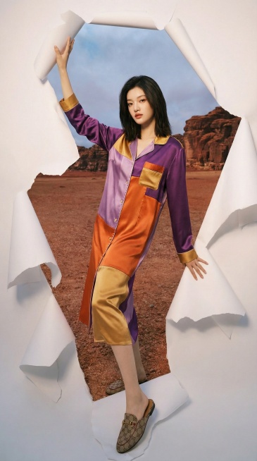 20岁中国漂亮女生，面部形象参考图1，中分齐肩短发，穿着紫色+橙色+金色拼接的时尚丝绸长袖睡裙，搭配高级大牌家居拖鞋，动作姿势完全参考图2，一只脚做出跨过迈出脚步的时尚姿势，手部动作做出扒开的姿势预览效果