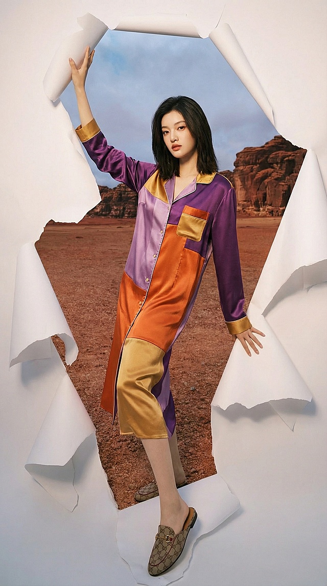20岁中国漂亮女生，面部形象参考图1，中分齐肩短发，穿着紫色+橙色+金色拼接的时尚丝绸长袖睡裙，搭配高级大牌家居拖鞋，动作姿势完全参考图2，一只脚做出跨过迈出脚步的时尚姿势，手部动作做出扒开的姿势