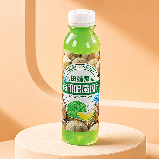 更换背景为电商产品展示空台，石膏材质，淡淡的橙色暖色系，极简主义，简单构图，4K高清，摄影级，细节清晰，光影质感，真实质感，保持主体果汁饮料不变，保持1:1的比例不变，保持整体文案和排版不变，保留全部文字内容